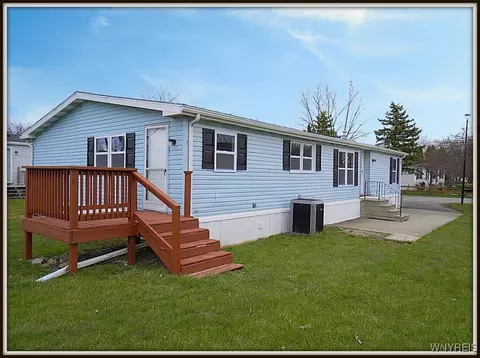 472 Chestnut Dr, Lockport, NY 14094