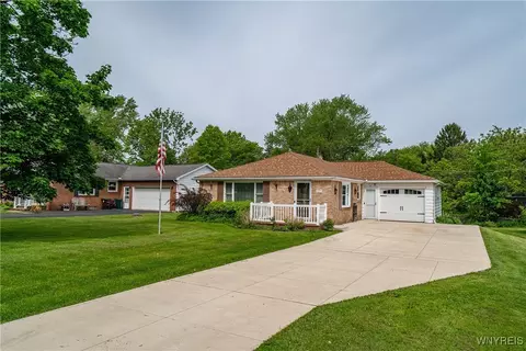 171 Maple Dr, Orchard Park, NY 14127