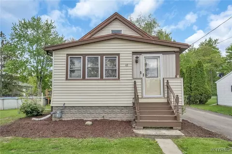 18 Meadowlawn Rd, Orchard Park, NY 14127