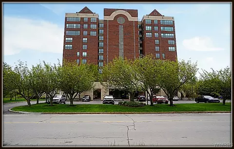 407 Admirals Walk Cir, Buffalo, NY 14202