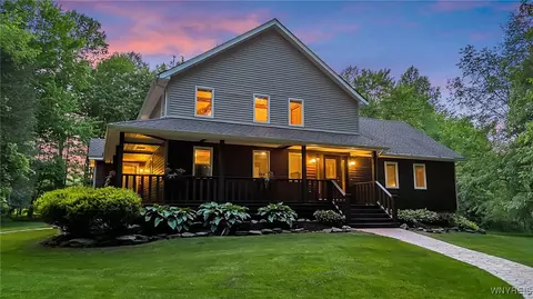 40 Fernott Dr, Lancaster, NY 14086