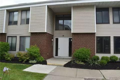 10 Southcreek Ct #B, East Amherst, NY 14051