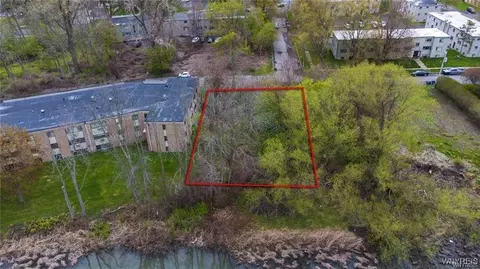 8217 Valle Dr, Niagara Falls, NY 14304