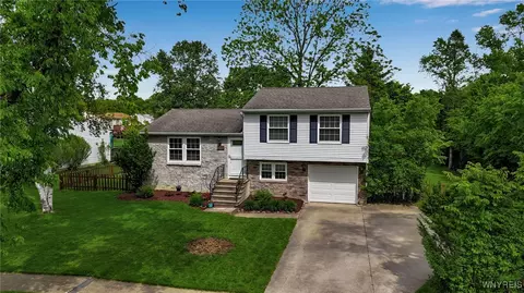 219 Oakhill Dr, Hamburg, NY 14075