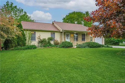 8 Casewood Dr, Wilson, NY 14172