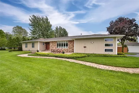 6620 Heather Dr, Lockport, NY 14094