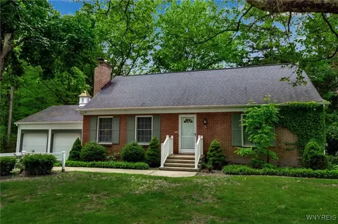 131 Idlewood Dr, Orchard Park, NY 14127