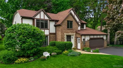 4640 Pine Mnr #W, Clarence, NY 14031