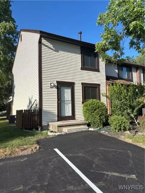 1056 Charlesgate Cir, East Amherst, NY 14051