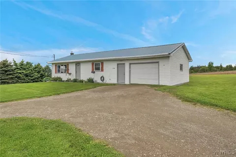 Exterior - 2594 Pee Dee Rd, Java, NY 14113 photo 2 of 8