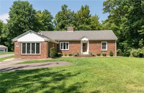 4252 Quinby Dr, Hamburg, NY 14075
