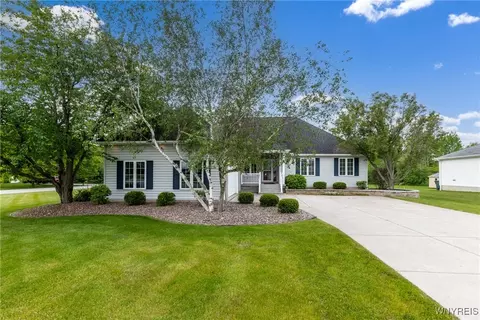 7501 Congressional Dr, Lockport, NY 14094