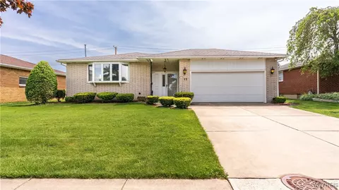 73 Cresthaven Dr, West Seneca, NY 14224