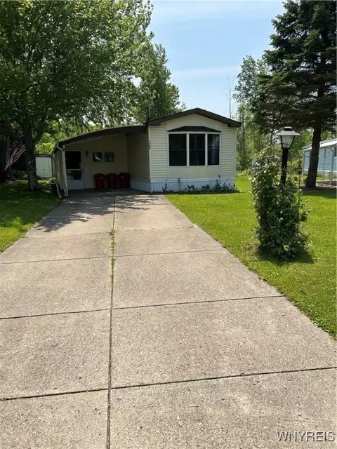 1069 Creekside Dr, Evans, NY 14047