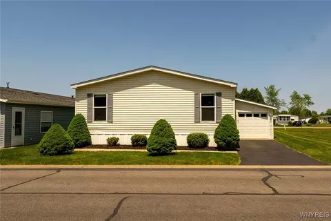 493 Jim Kelly Dr, Lockport, NY 14094