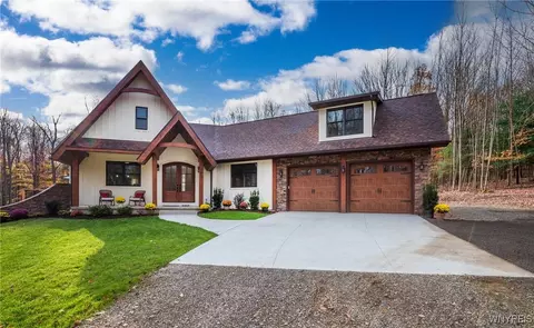10927 Darien Rd, Holland, NY 14080