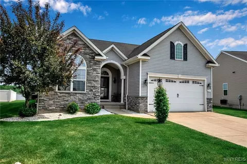 27 Skylark Ln, Wheatfield, NY 14304