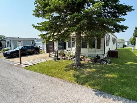 38 Foster Ridge Dr, Hamburg, NY 14075