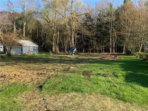 371 E Pleasant Ave, Evans, NY 14006