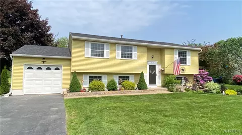 1414 Darlington Dr, Evans, NY 14047