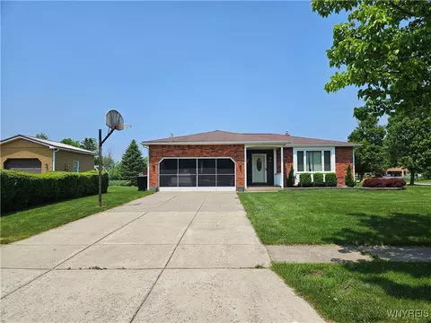 1 Woodstream Dr, Lancaster, NY 14086