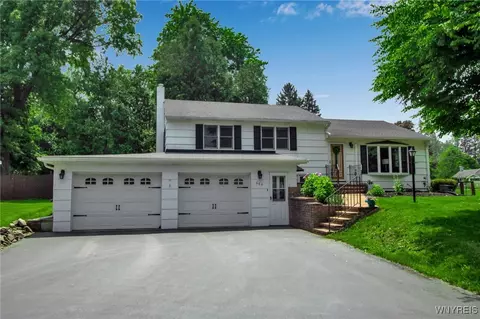 669 Quaker Rd, Aurora, NY 14052