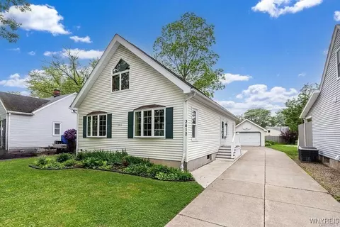 3412 Wallace Dr, Grand Island, NY 14072