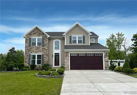 5046 Woodway Ct, Hamburg, NY 14075