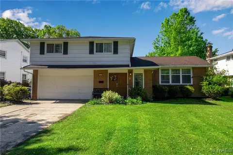 82 Cherrywood Dr, Amherst, NY 14221