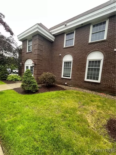 138 Charter Oaks Dr #B, Amherst, NY 14228