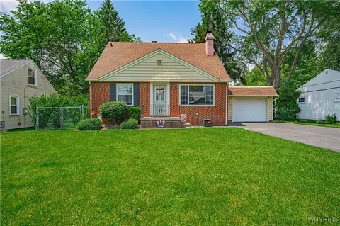 15 Davison Rd, Lockport, NY 14094