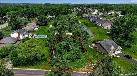 4300 Wolf Run Dr, Lewiston, NY 14092