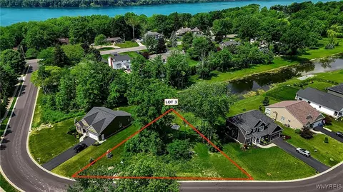 4292 Wolf Run Dr, Lewiston, NY 14092