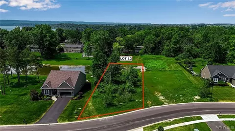 4256 Wolf Run Dr, Lewiston, NY 14092