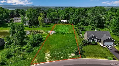 4248 Wolf Run Dr, Lewiston, NY 14092