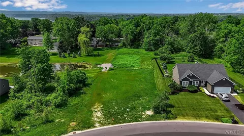 4248 Wolf Run Dr, Lewiston, NY 14092 photo 2