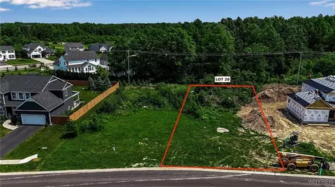 4267 Wolf Run Dr, Lewiston, NY 14092