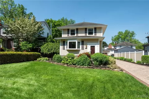 11 Columbia Dr, Amherst, NY 14221