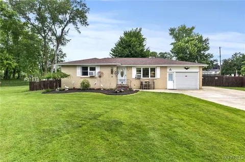8 Creekside Dr, Orchard Park, NY 14127