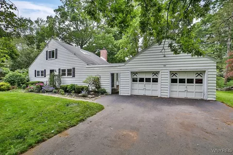 425 Tryon Dr, Lewiston, NY 14092