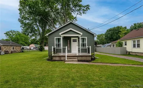 365 Oakdale Dr, North Tonawanda, NY 14120