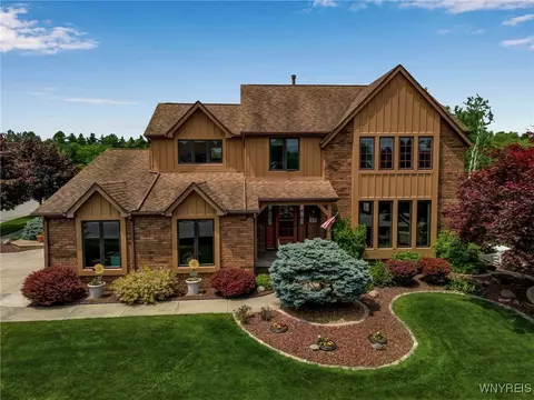 57 Brookwood Dr, West Seneca, NY 14224