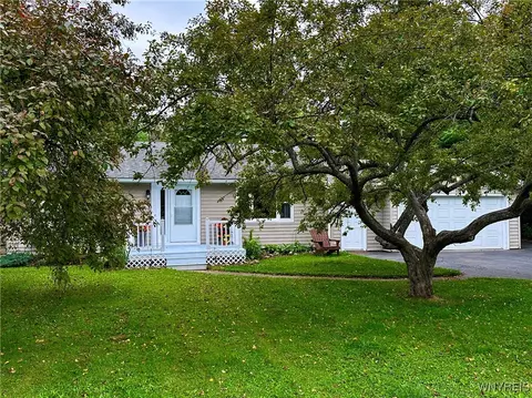 40 June Dr, Elma, NY 14059