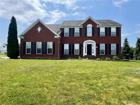 7245 Edgewater Cir, Pendleton, NY 14120