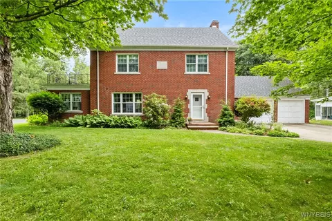 63 Chauncey Ln, Orchard Park, NY 14127