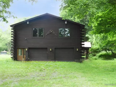 63 Kirkwood Dr, Aurora, NY 14052