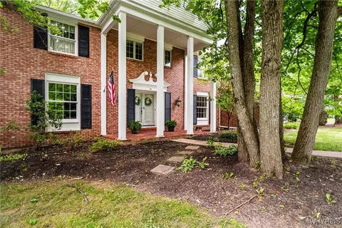 10 Knob Hill Rd, Orchard Park, NY 14127