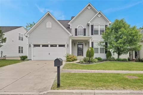 41 Greenside Dr, Grand Island, NY 14072