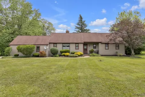 5525 Salt Rd, Clarence, NY 14031