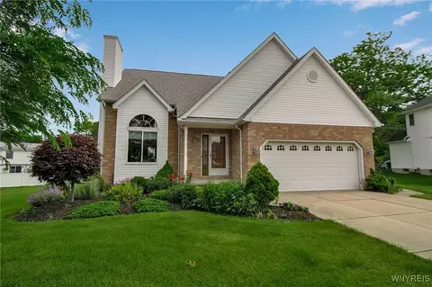 35 E Royal Hill Dr, Orchard Park, NY 14127